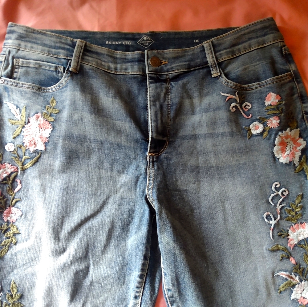 🌺 Plus Size embroidered jeans